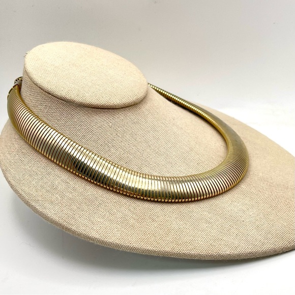Bold Chic Vintage Polished Gold Tone Omega Statement Choker Necklace - Picture 5 of 16